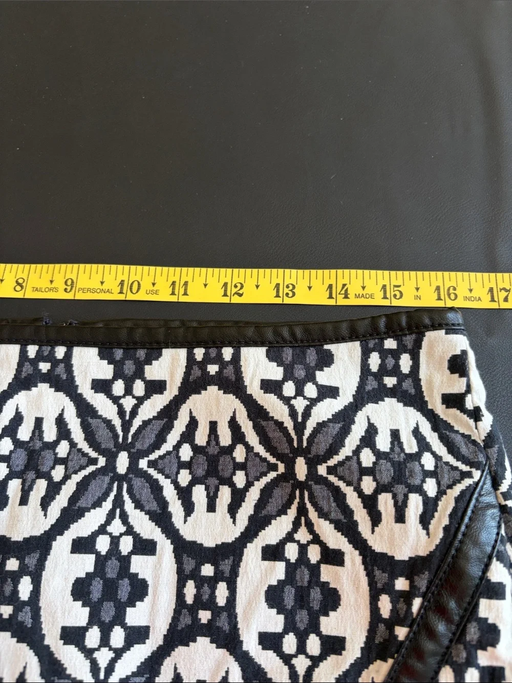 Express Black Cream Geometric Wrap Mini Skirt Faux Leather Trim Size 12 Like New